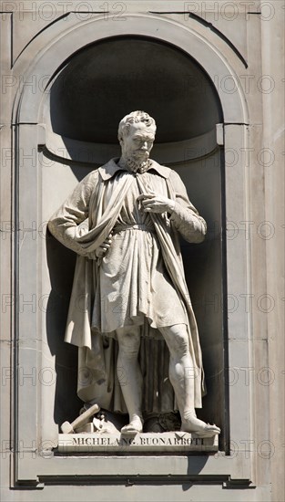 ITALY, Tuscany, Florence, Statue of the artist Michelangelo Buonarroti in the Vasari Corridor outside the Uffizi