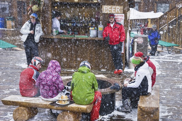 20091057 Skiers outdoor bar snow. American Holidaymakers Inn North America Pub Tavern Tourism Tourist United States America  Region - North AmericaWeatherTravelTouristsPeople - GroupDominant Brown Jon Hicks 20091057 USA Colorado Telluride