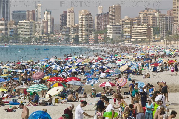 20091061 Benidorm. View crowded beach lined with high rise hotels. Beaches Espainia Espana Espanha Espanya European Gray Hispanic Resort Sand Sandy Seaside Shore Southern Europe Spanish Tourism  Region - Europe WesternTravelDominant GreyPeople - Group