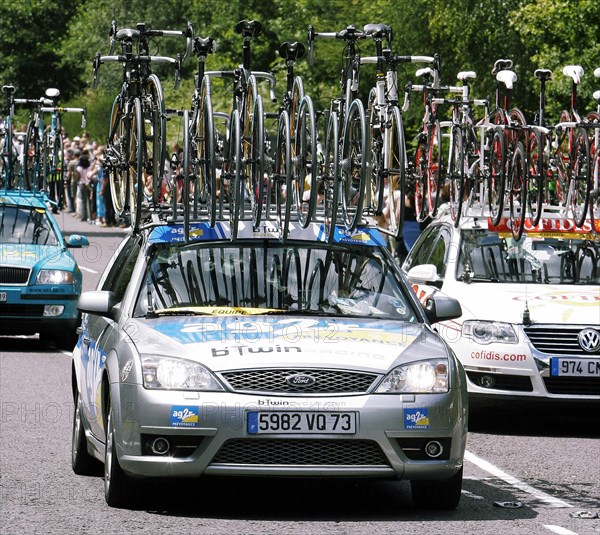 SPORT, Cycling, Road, Support team vehicle with bikes on the roof for Tour de France Kent stage 2007