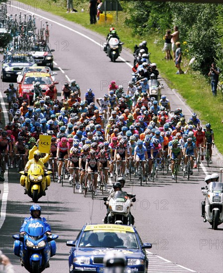 SPORT, Cycling, Road, "Tour de France Kent Stage 2007, main group of riders with outriders and support vehicles."