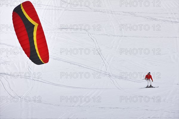 20091049 Kite Skier action. American North America One individual Solo Lone Solitary Skiing Skis United States America  Dominant WhiteDominant RedSportLeisure ActivitiesWeatherPeople - Single PersonRegion - North America Jon Hicks 20091049 USA Color