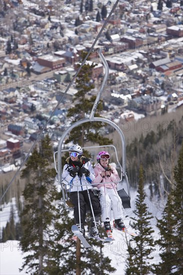 20091053 Skiers ski lift chair. American North America United States America  WeatherTravelTransportPeople - GroupLeisure ActivitiesDominant WhiteDominant BrownRegion - North America Jon Hicks 20091053 USA Colorado Telluride