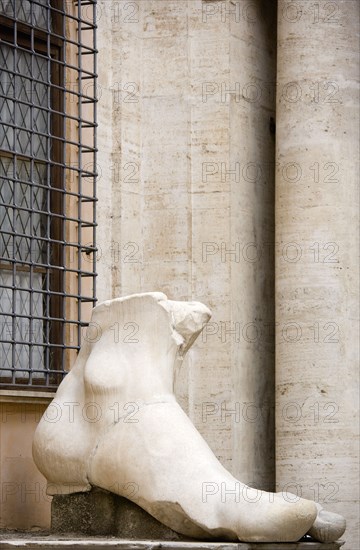 ITALY, Lazio, Rome, Palazzo Dei Conservatore courtyard part of the Capitoline Museums with a giant marble foot from an ancient colossus statue