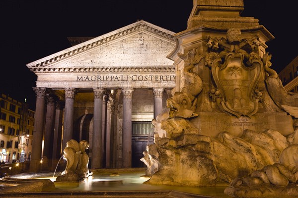 ITALY, Lazio, Rome, The Piazza della Rotonda with the Pantheon beyond the Rotonda Fountain illuminated at night