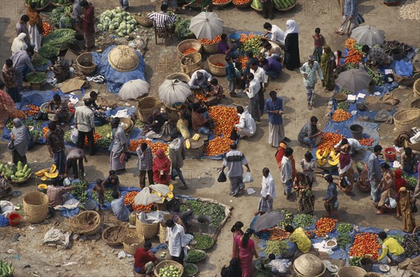 BANGLADESH, Dhaka, Elevated view over customers and vendors at fruit and vegetable street market in Agargoan slum.