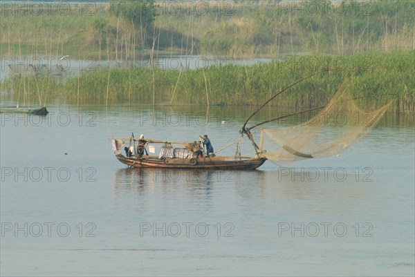 CHINA, Hubei, Yangtze, Traditional fishing boat on the Yangtze River