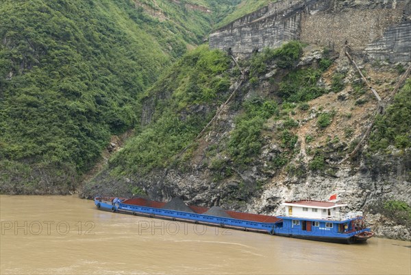 CHINA, Hubei , Three Gorges, Barge loading coal from a gravity chute in the Wu Gorge