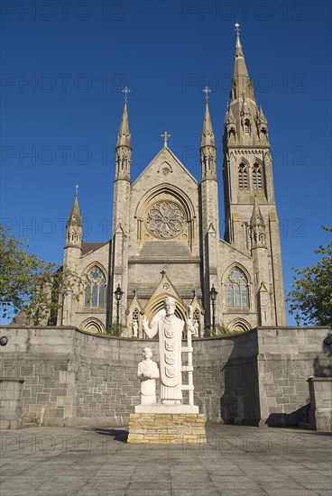 20093541 IRELAND Monaghan Monaghan Town St Macartans Cathedral with statue of the saint and St Patrick