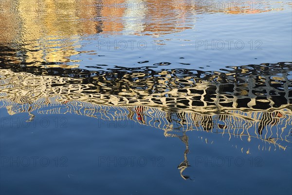 20093555 IRELAND Dublin Dublin The Halfpenny Bridge as it reflects in the River Liffey