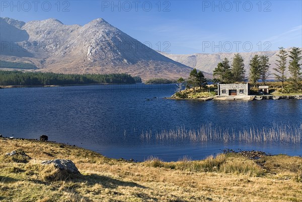 20093573 IRELAND Galway Connemara Lough Inagh with boat house and Twelve Bens Mountains behind