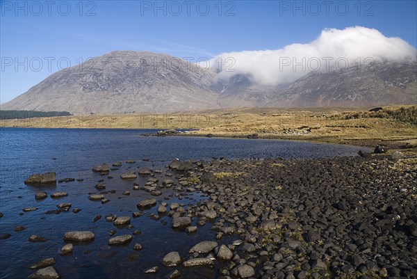 20093574 IRELAND Galway Connemara Lough Inagh with Maumturk Mountains behind