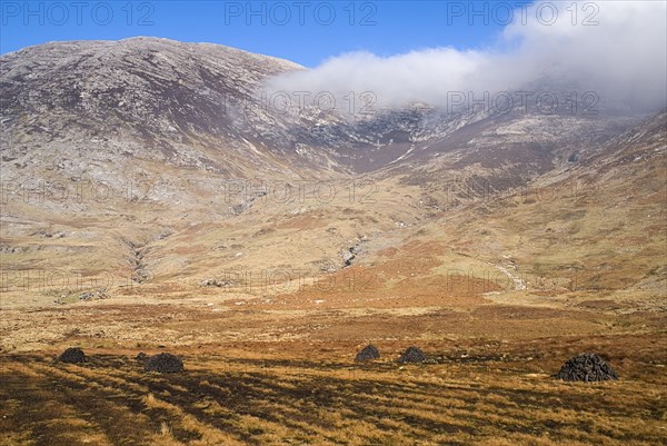 20093576 IRELAND Galway Connemara Maumturk Mountains with turf stacks