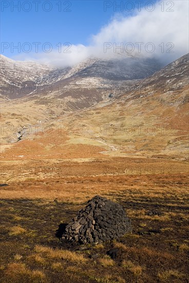 20093579 IRELAND Galway Connemara Maumturk Mountains with turf stacks