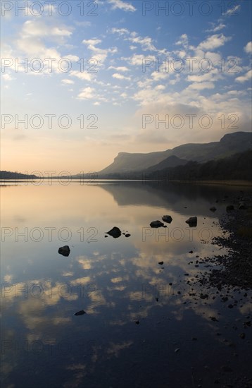 20093580 IRELAND Leitrim Glencar Lake Glencar Lake in Leitrim with Sligos Ben Bulben Mountain behind