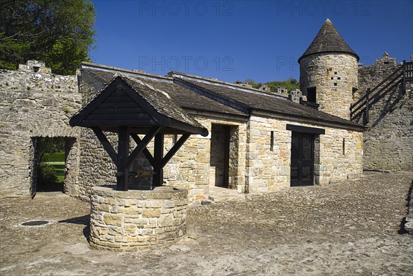 20093583 IRELAND Leitrim Parkes Castle Interior courtyard with tower and wishing well