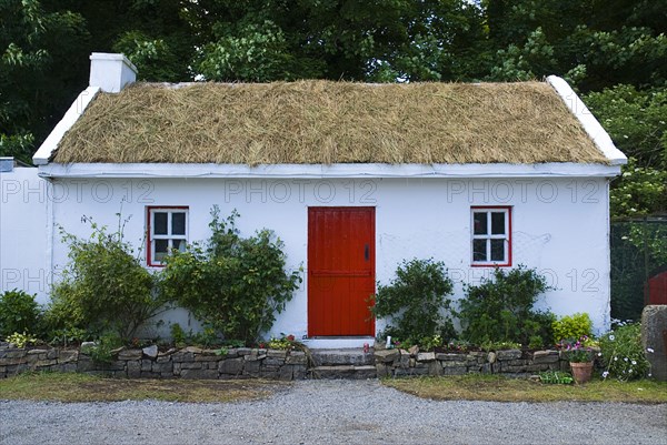 20093592 IRELAND Sligo Riverstown A thatched cottage at Sligo Folk Park