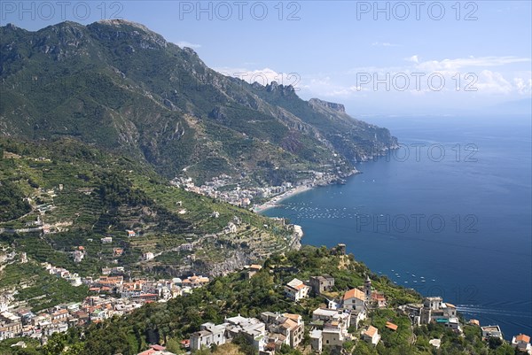 20093635 ITALY Campania Ravello View of the Amalfi coastline from the hillside town of Ravello