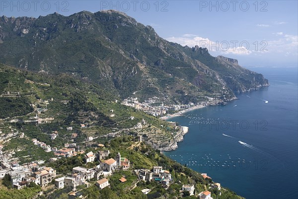 20093636 ITALY Campania Ravello View of the Amalfi coastline from the hillside town of Ravello