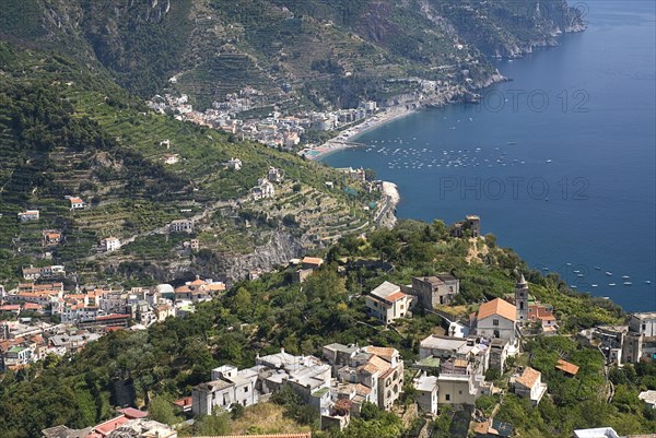 20093638 ITALY Campania Ravello View of the Amalfi coastline from the hillside town of Ravello
