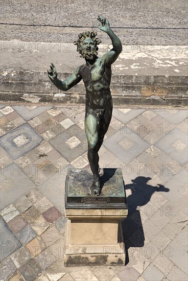 20093678 ITALY Campania Pompeii House of the Faun. Statue in the atrium of the house