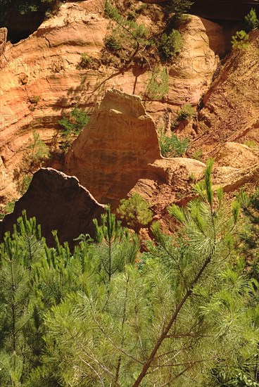 FRANCE, Provence Cote d’Azur, Le Sentier des Ocres (The Ochre Footpath) , A natural park of jagged ochre cliffs beside the village of Roussillon