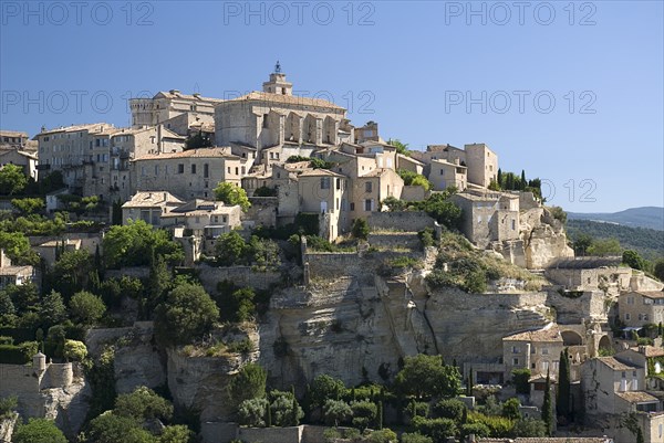 FRANCE, Provence Cote d’Azur, Vaucluse, Gordes.  Village situated on hilltop with sixteenth century chateau and church at top.