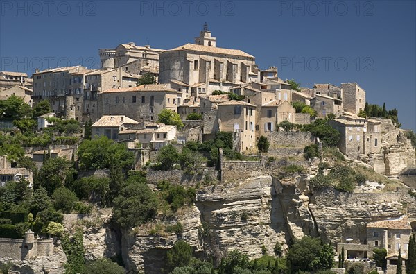 FRANCE, Provence Cote d’Azur, Vaucluse, Gordes.  Village situated on hilltop with sixteenth century chateau and church at top.