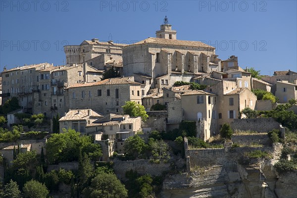 FRANCE, Provence Cote d’Azur, Vaucluse, Gordes.  Hilltop village with sixteenth century chateau and church.