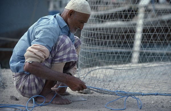 KUWAIT, Industry, Fisherman preparing nets