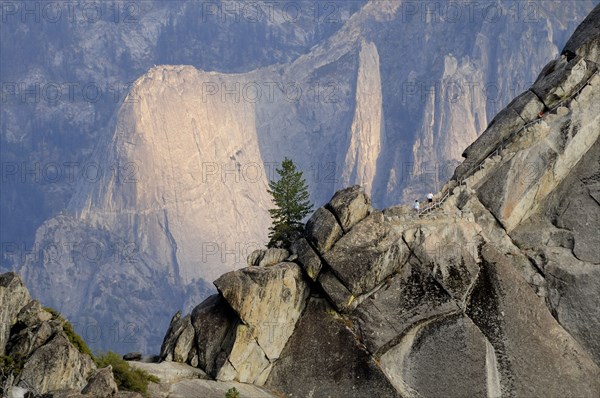 USA, California, Sequoia NP, Moro Rock with Castle Rocks in distance