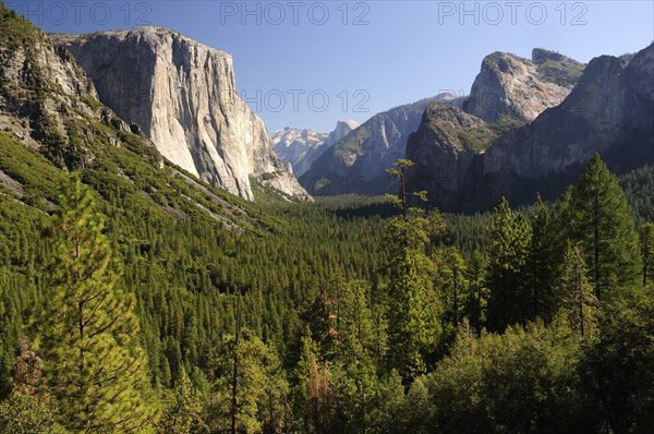 USA, California, Yosemite NP, Valley view from Tunnel View