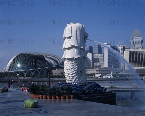 SINGAPORE, Merlion Park, The Merlion statue at the Merlion Park river entrance.