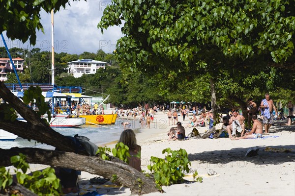 WEST INDIES, Grenada, St George, Crowds of tourists from cruise ships on BBC Beach in Morne Rouge Bay.