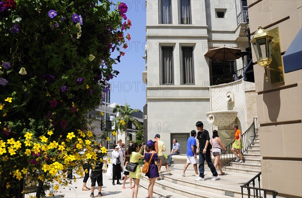 USA, California, Los Angeles, "Shoppers at the Spanish steps, Rodeo Drive"