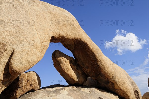 USA, California, Joshua Tree National Park, "Arch Rock, Joshua Tree National Park"