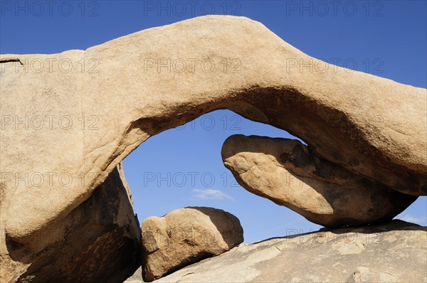 USA, California, Joshua Tree National Park, "Arch Rock, Joshua Tree National Park"