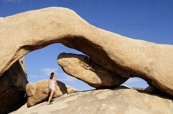 USA, California, Joshua Tree National Park, "Arch Rock, Joshua Tree National Park"