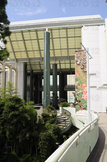 USA, California, Los Angeles, Walkway through LA County Museum of Art