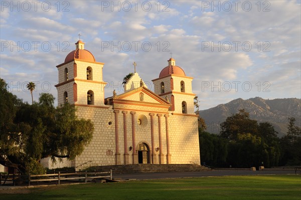 USA, California, Santa Barbara, Morning light on Mission Santa Barbara