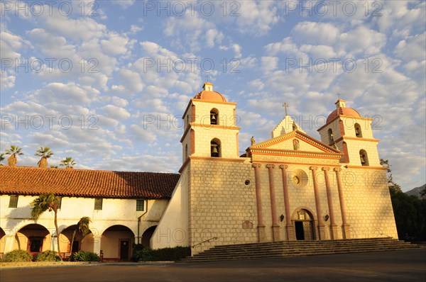 USA, California, Santa Barbara, Morning light on Mission Santa Barbara