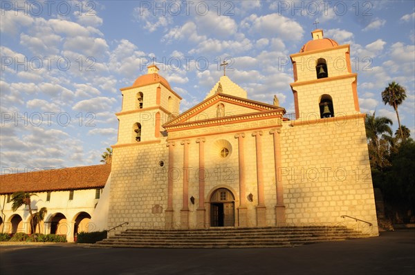 USA, California, Santa Barbara, Morning light on Mission Santa Barbara