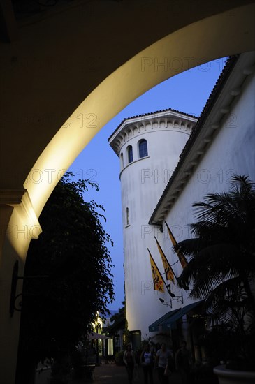 USA, California, Santa Barbara, "El Paseo shopping mall, State Street."