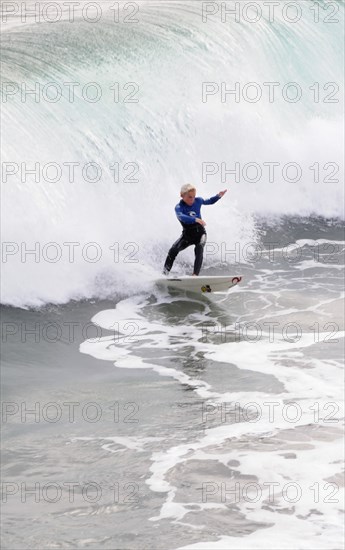 USA, California, Los Angeles, Riding the surf at Huntington Beach