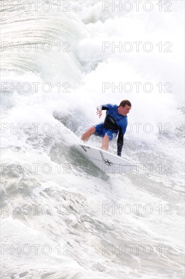 USA, California, Los Angeles, Riding the surf at Huntington Beach