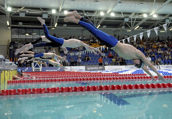 SPORT, Watersport, Swimming, Male swimmers diving in at change over during relay race