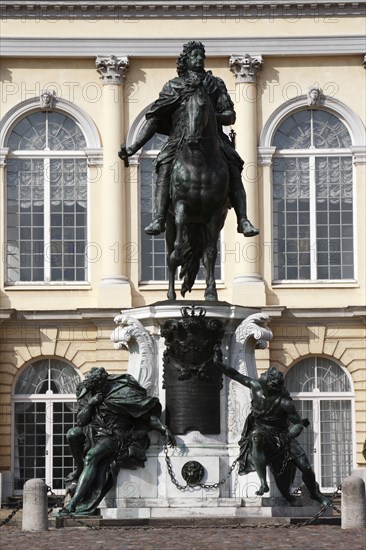 Germany, Berlin, statue of the Great Elector by Andreas Schluter in front of the Charlottenburg Palace.
