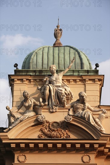 Poland, Krakow, female sculptures on the Juliusz Slowacki Theatre.