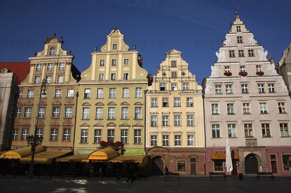 Poland, Wroclaw, Stare Miasto, Pastel coloured building facades in the Rynek main market square.