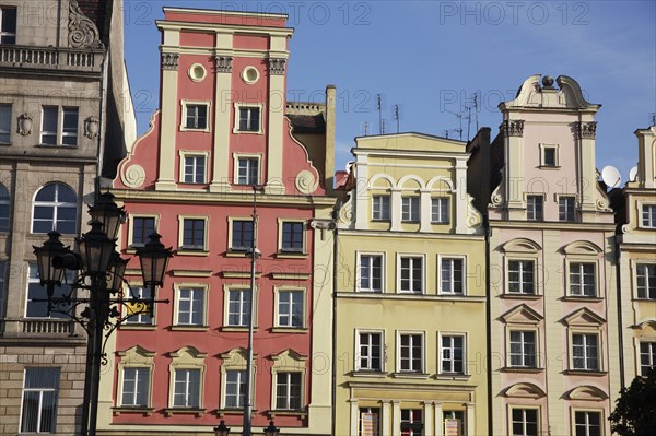 Poland, Wroclaw, Stare Miasto, Pastel coloured building facades in the Rynek main market square.